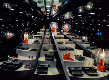 Olivetti shop in Buenos Aires designed by Gae Aulenti with her lamps “Re Sole”