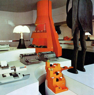 Olivetti showroom in Paris with a Gae Aulenti lamp by Artemide
