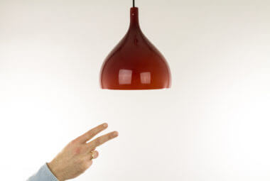 Red Venini pendant by Massimo Vignelli with an indication of the size