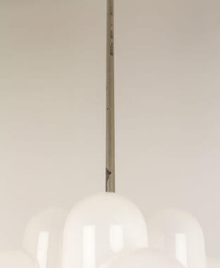 The top layer of the rod, which connects the AV Mazzega pendant by Carlo Nason to the ceiling, has some marks caused by wear