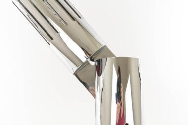 The metal hinge of a Cobra Table Lamp by Gabriele D'Ali for Francesconi