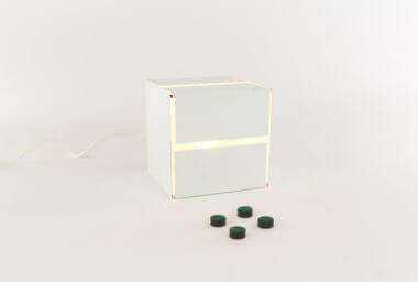The magnets of a 3H table lamp by Paolo Tilche for Sirrah
