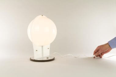 White table lamp made of 2 white half-spheres in molded plastic, resembles a Sirio lamp by Guzzini, with an indication of the size