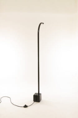 Black floor lamp Focus by Torsten Thorup and Claus Bonderup as seen from the back
