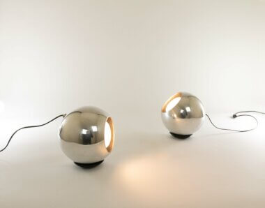 Pair of aluminium Model 586 table lamps by Gino Sarfatti for Arteluce, switched on