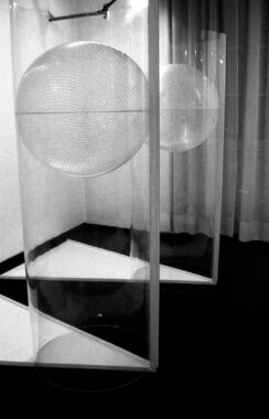 Globo Tissurato Floor lamp by Ugo La Pietra at Galleria Cadario in Milan