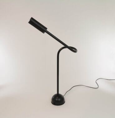 Black Stringa table lamp by Hans Ansems for Luxo Italiana, in all its beauty