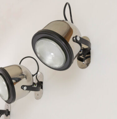Set of 4 wall lamps by Gae Aulenti and Livio Castiglioni for Stilnovo, showing the lightbulb