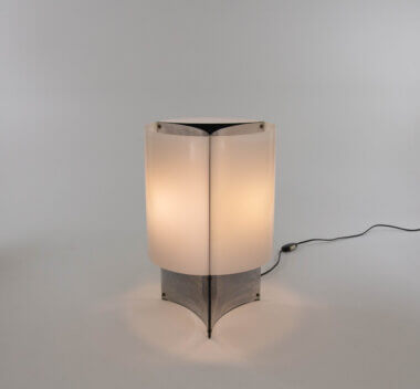 Model 526 Table lamp by Massimo Vignelli for Arteluce, in all its beauty