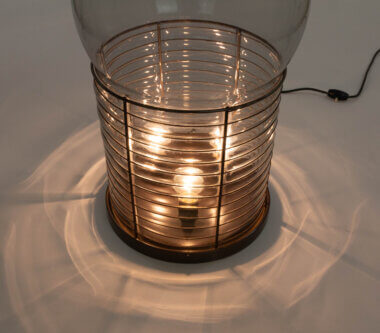 Alcinoo table lamp by Gae Aulenti for Artemide, the lightbulbs